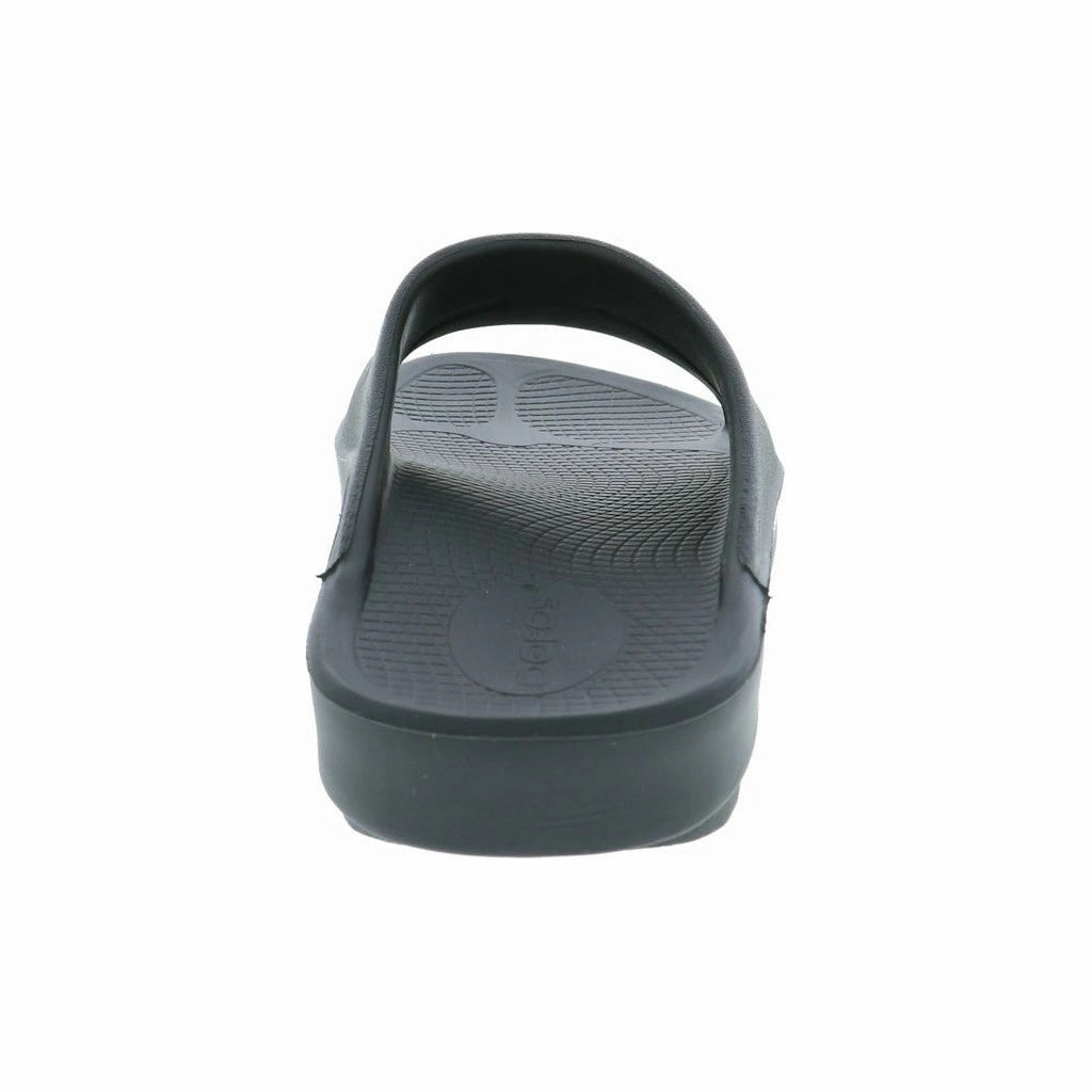 OOFOS 1100 Flat Bottom Soccer Shoes