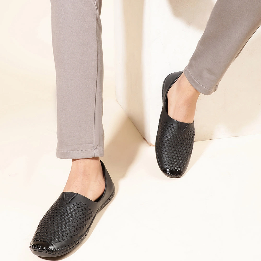 Comfortable Leather Loafers Fortune Black Casual Mojari Shoes For Men Avn-40 By Liberty