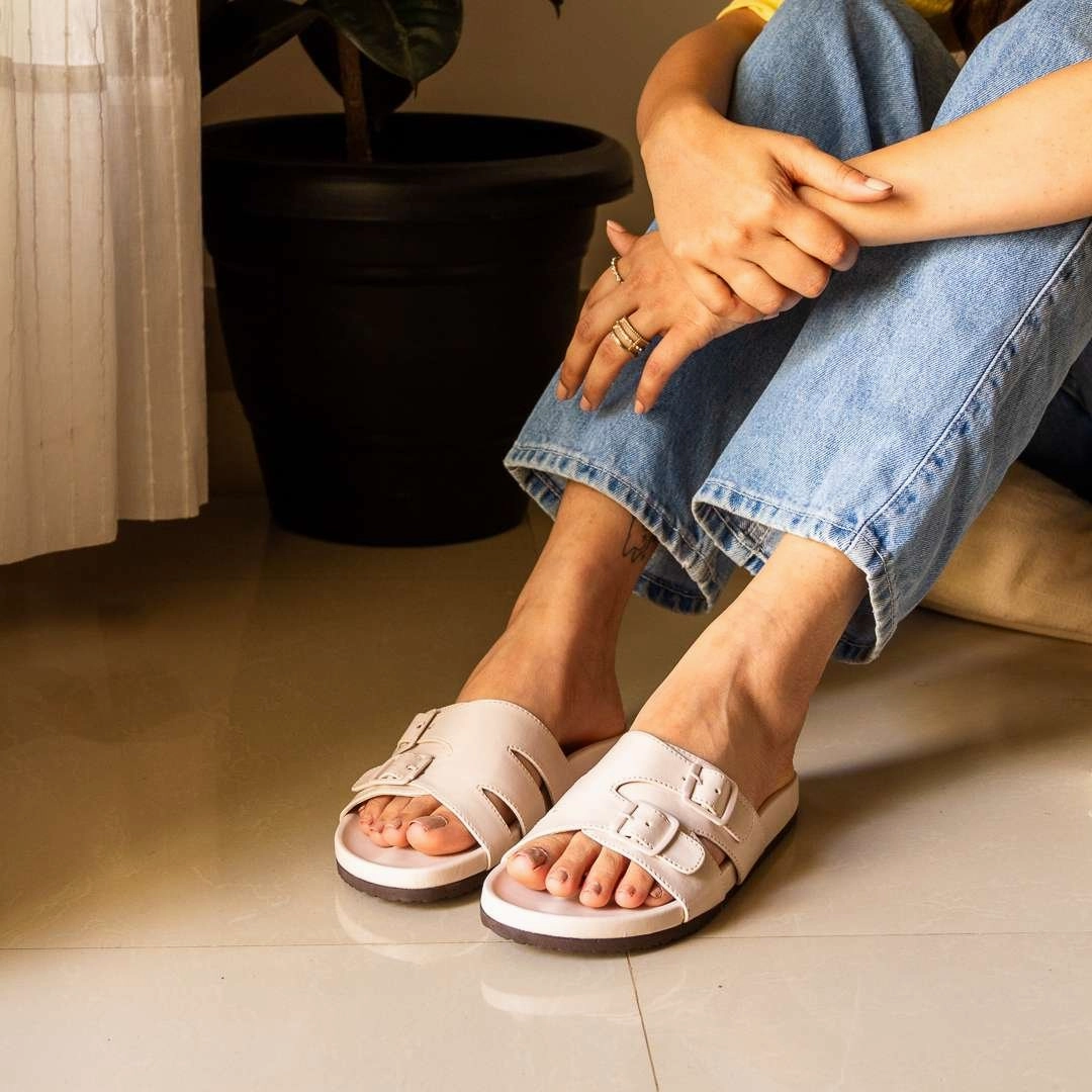 Deck Flip Flops Light Cream buckled Flats