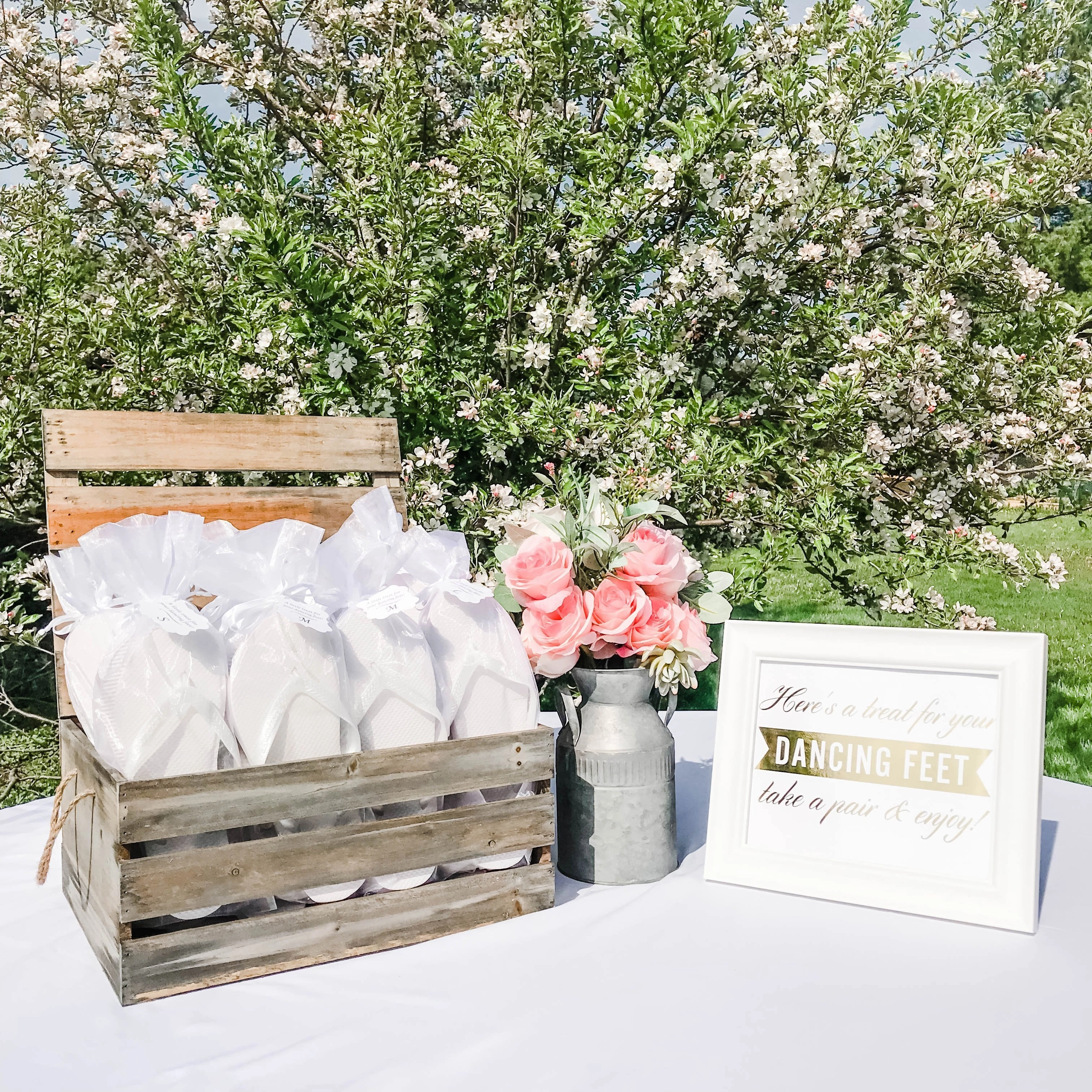 Antique Crate Wedding Guest Flip Flop Bundle (20 Pairs) Air Bubble Flip Flops