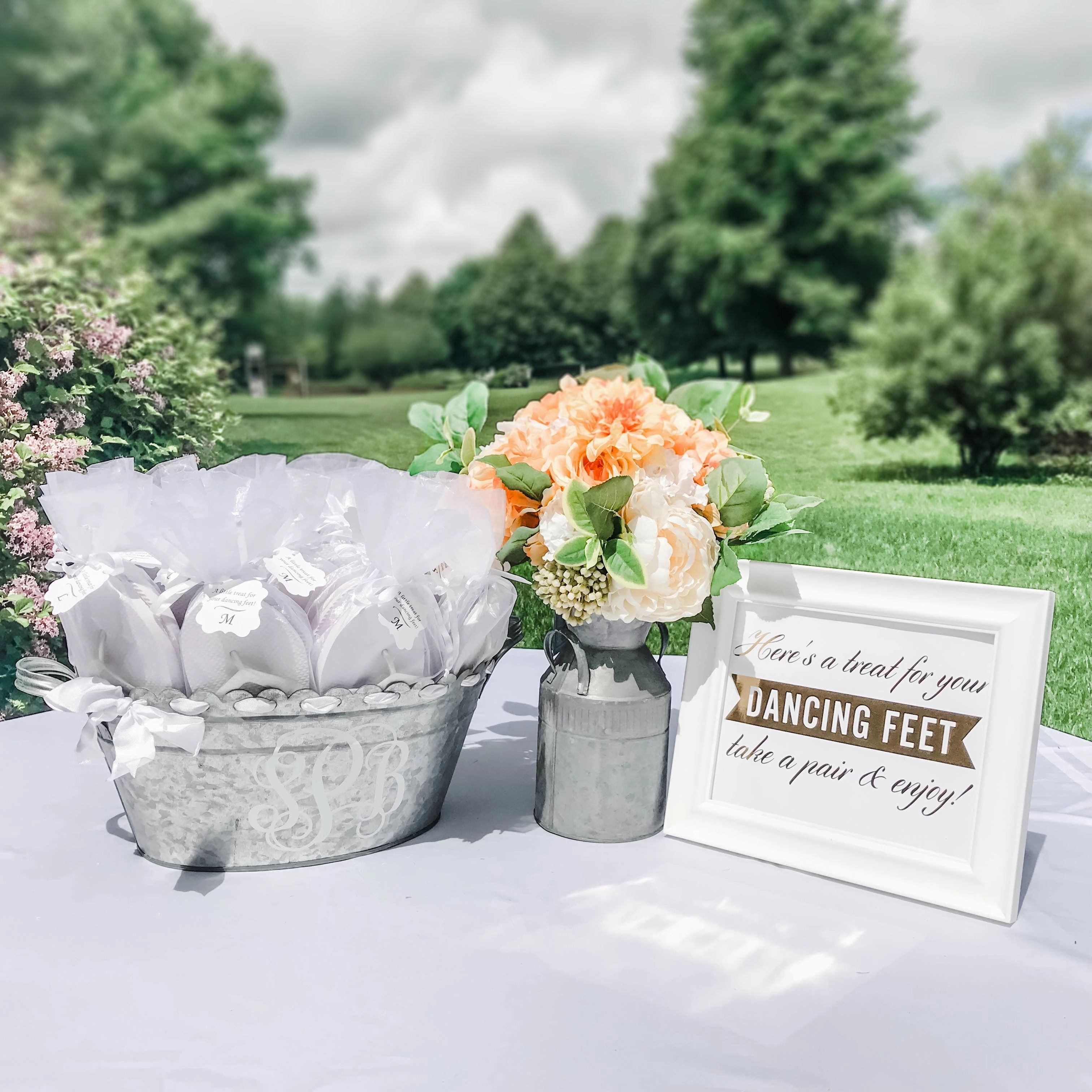 Island Flip Flops Scalloped Bucket Bulk Flip Flop Bundle (20 Pairs)