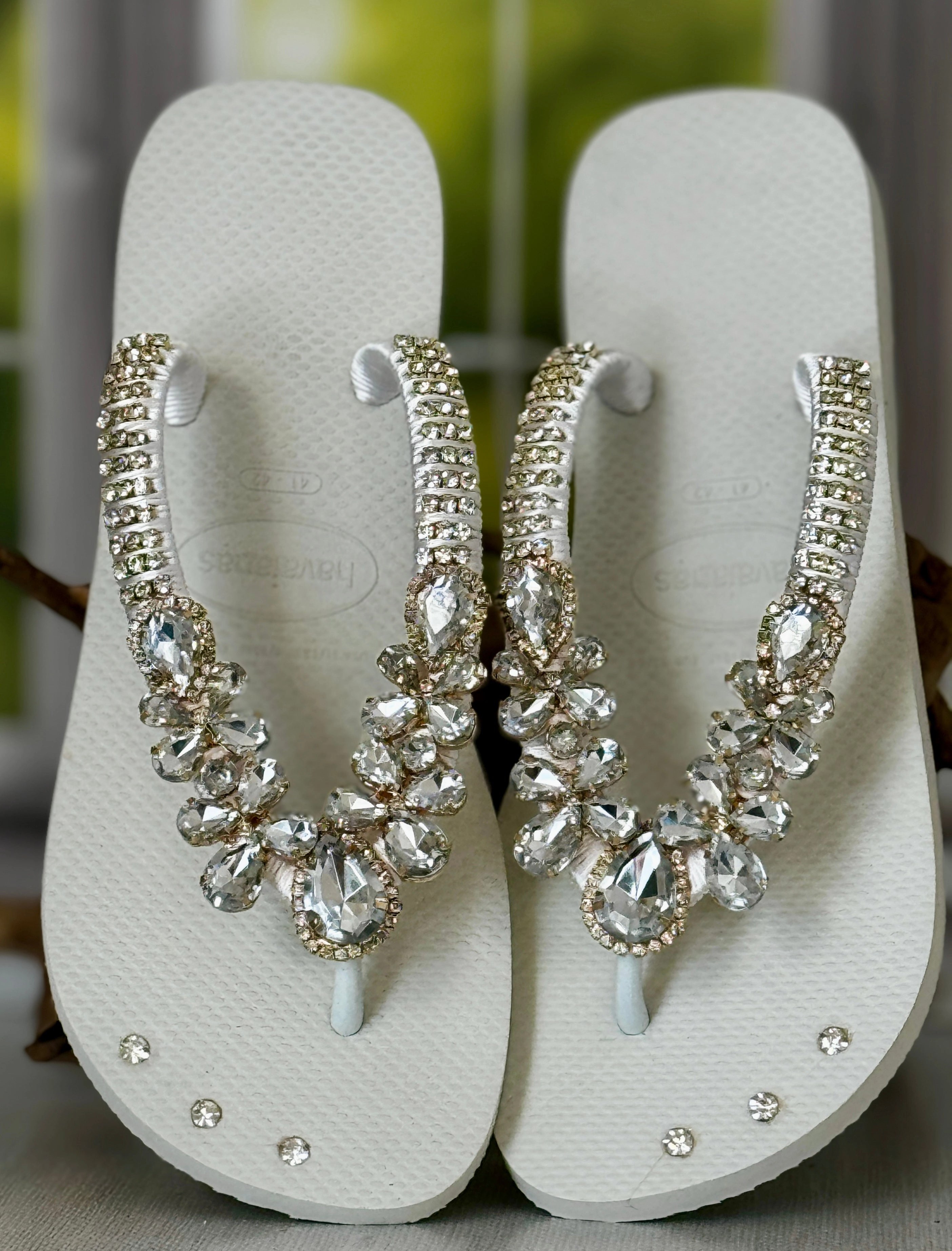 Natural Material Flip Flops Sparkling Crystal Wedding Flip Flop Handmade White Sandal Elegant Rhinestone Accent Sole Detail Glam Look Lightweight Custom Summer Resort Shoe